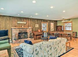 West Dover Home with Deck about 2 Mi to Mount Snow!, hôtel à West Dover