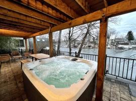 Cozy Cabin on the Lake w/ HotTub, hotel in Hopatcong