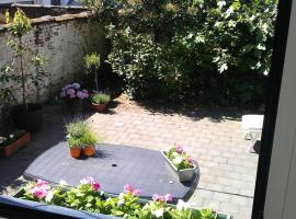 Hotel Foto: charming house with 3 bedrooms & terrace 10 minutes from city centre