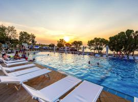 Hotel Foto: Mobile Homes in Camping Omisalj, island Krk, with swimmingpool