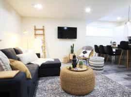 酒店照片: Executive Bsmt Suite, King Bed, 5 min to DT & Whyte Ave, Sleeps 6!