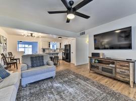 Hotel kuvat: Downtown Gilbert Home with Fenced Yard and Fire Pit!