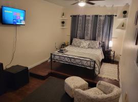 Hotel Photo: Large Spacious Bedroom with Private Entrance Females Only