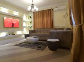 A picture of the hotel: 3JD Lavishly Furnished 3-Bed Apartment