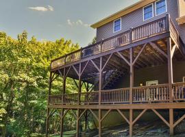 Hotel Foto: 5 BDRMS w/hot tub. 6 miles to downtown Asheville