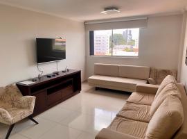 รูปภาพของโรงแรม: Apartamento perfeito, bem localizado, confortável, espaçoso e com bom preço insta thiagojacomo