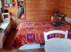 Chalet insolite, hôtel à Saint-Georges-de-Livoye