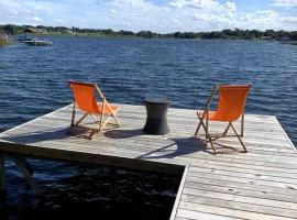 Хотел снимка: The Orlando modern lake house! Stunning views and accommodations!