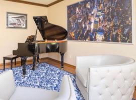 Hotel Photo: Cozy Home Away, 5 BR, 5BA with Hot Tub & Game Room