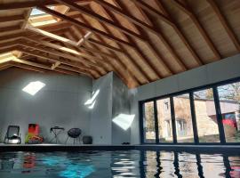 Hotel fotoğraf: Gîte avec piscine intérieure