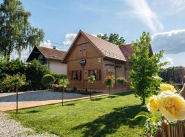 Хотел снимка: Rustic Cottage With Heated Pool - Happy Rentals