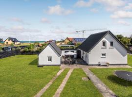 호텔 사진: Stunning Home In Strandby With 5 Bedrooms And Wifi