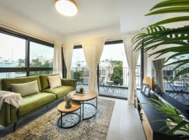 होटल की एक तस्वीर: Stylish 2BR Apt w Balcony 5 min From Tel Aviv Port by Sea N' Rent