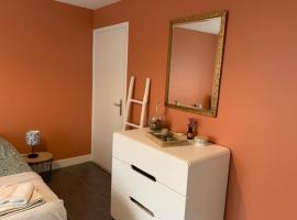 ホテル写真: chambre indépendante chez particuliers avec salle de bain privative