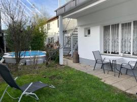 Hotelfotos: Cheap Outlet Center Apartment with Pool