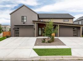 A picture of the hotel: Luxury Townhome on the Park with Bridger Mtn Views