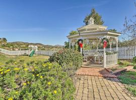 Hotel Foto: Fallbrook Home with Garden, Gazebo, and Fire Pit!