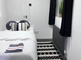 होटल की एक तस्वीर: Private room and ensuite Chorlton