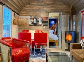 Gleis 2, Waggon mit Ofen, optional mit Whirlpool und Sauna, hotel in Dahlem