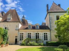 A picture of the hotel: Charming 14th Century Village Chateau with gardens and outdoor heated pool