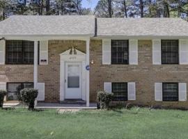 Hotel Foto: Cozy Large home, 19 Min from Hartsfield-Jackson international- Domestic Airport!