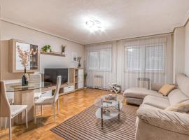 Фотография гостиницы: Awesome Apartment In Gijn With Wifi And 3 Bedrooms