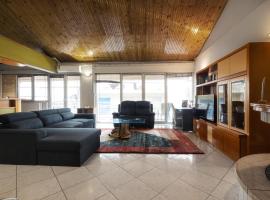 Hotel Foto: Lovely 150sqm maisonette with an attic in Larissa