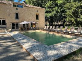 होटल की एक तस्वीर: Magnifique villa en pierre avec piscine