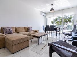 ホテル写真: Aneto Spiti 2-BR Apt in Larnaca.