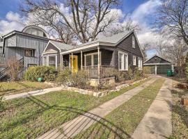 Хотел снимка: Charming Historic Houston Home with Yard!