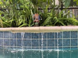 Hotel kuvat: Poolside Cocoa Oasis w/ Tiki Bar!