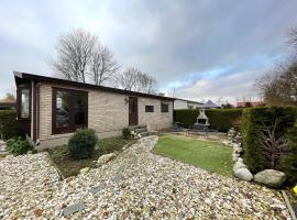 ホテル写真: Atmospheric chalet with beautiful garden, on a holiday park near the Wadden Sea