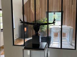 Le logis des Chênes, superbe bungalow dans quartier résidentiel proche de Namur, Hotel in Wépion