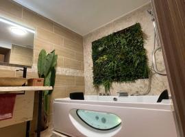 Velours & Balnéo, hotel in Saint-Nazaire