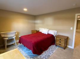Hotel fotoğraf: Private basement bedroom with private bathroom, kitchen, and living room with large screen television