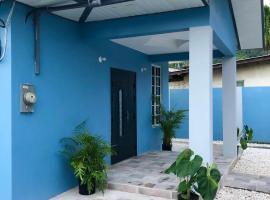 A picture of the hotel: The Blue Moroccan Door - A modern 3 bedroom,2 bathroom home