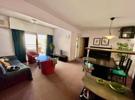 private room in a shared flat at best location, hôtel à Limassol