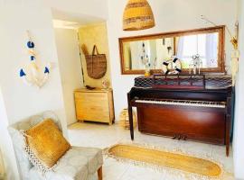 Hotel Photo: Piano & Sea view Golden Sea (Sunset view & beach)