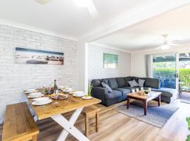 110 Catalina Close so close to the water, hotel in Shoal Bay