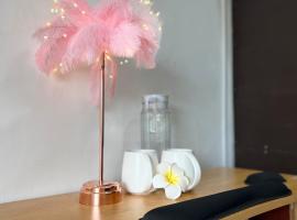 酒店照片: GCASH - Taal cozy private homestay with PRIVATE attached bathroom in General Trias - Pink Room