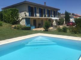 Hình ảnh khách sạn: Inviting 2-Bed Apartment with pool in Saint-Romain