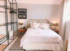 호텔 사진: Stunning 1 bed cottage in Durban North