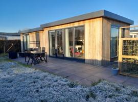 Luxe 5 persoons bungalow op rustig vakantiepark nabij Leeuwarden, Hotel in Dronrijp