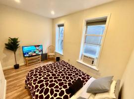 酒店照片: Elegant Private Room close to Manhattan! - Room is in a 2 bedrooms apartament and first floor with free street parking