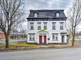 Hotel kuvat: Troy Townhome 10 Mi to Downtown Albany!