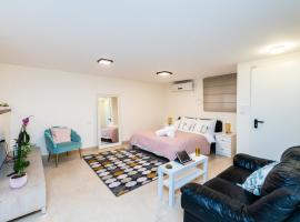 รูปภาพของโรงแรม: Cosy & Calm Central Getaway Modern Guest Suite by Midrachov 1 Queen Bed