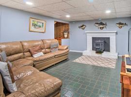 Hotel Photo: Cozy Woodbridge Home with Fire Pit and Deck