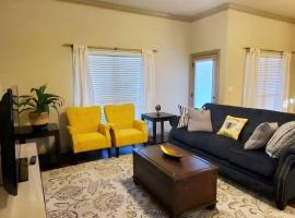 Хотел снимка: Cozy Home with Private Jacuzzi & Large Yard close to LSU and Downtown