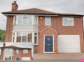 ホテル写真: Luxurious 4 Bedroom Detached Family Home