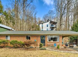 A picture of the hotel: Asheville Area Bungalow Near Biltmore Estate